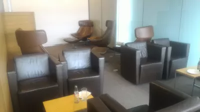 Perbandingan Akses Lounge Bandara : Kursi nyaman di lounge bisnis bandara Luksemburg