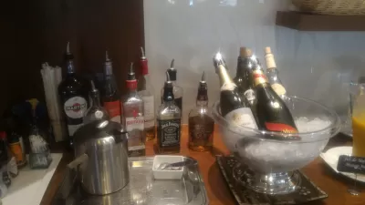 Airport Lounge Access Comparison : Complimentary champagne, food and drinks in Tahiti airport business lounge