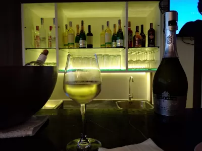 Priority Pass vs Lounge Key : Complimentary glass of champagne at a Priority Pass lounge in Bangkok
