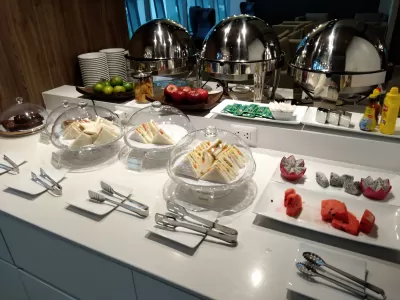 Priority Pass vs Lounge Key : Complimentary food options at a Առաջնային անցում lounge in Bangkok