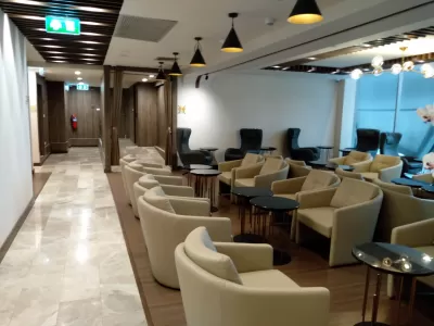 Priority Pass vs Lounge Key : Comfortable seats at a Priority Pass lounge in Bangkok airport